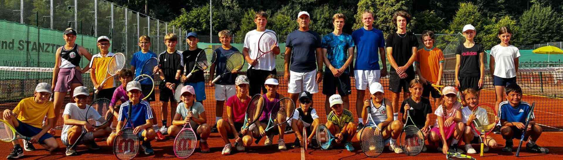 Fröhliche Kinder und Jugendliche auf einem Tennisplatz 2025 beim Tennis Jugendcamp