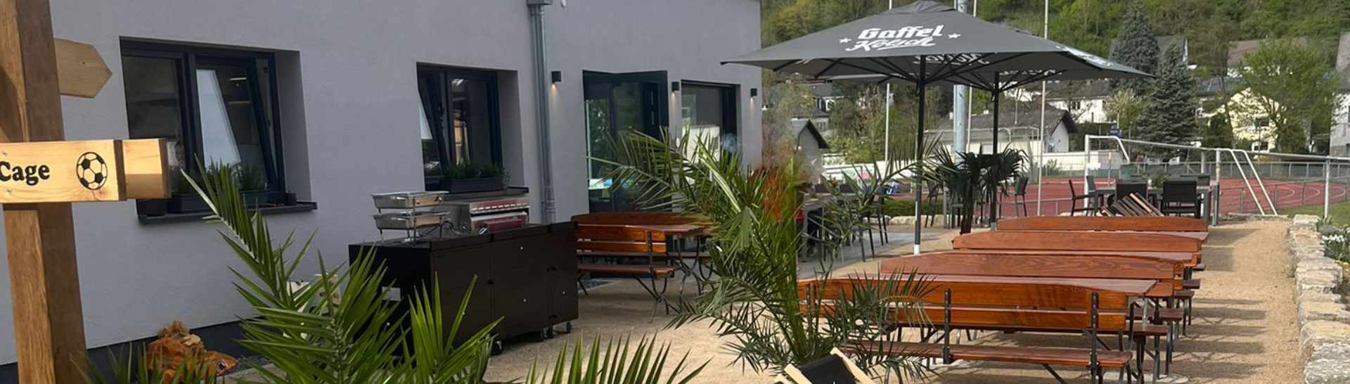 Fröhliche Kinder und Jugendliche auf einem Tennisplatz 2025 beim Tennis Jugendcamp